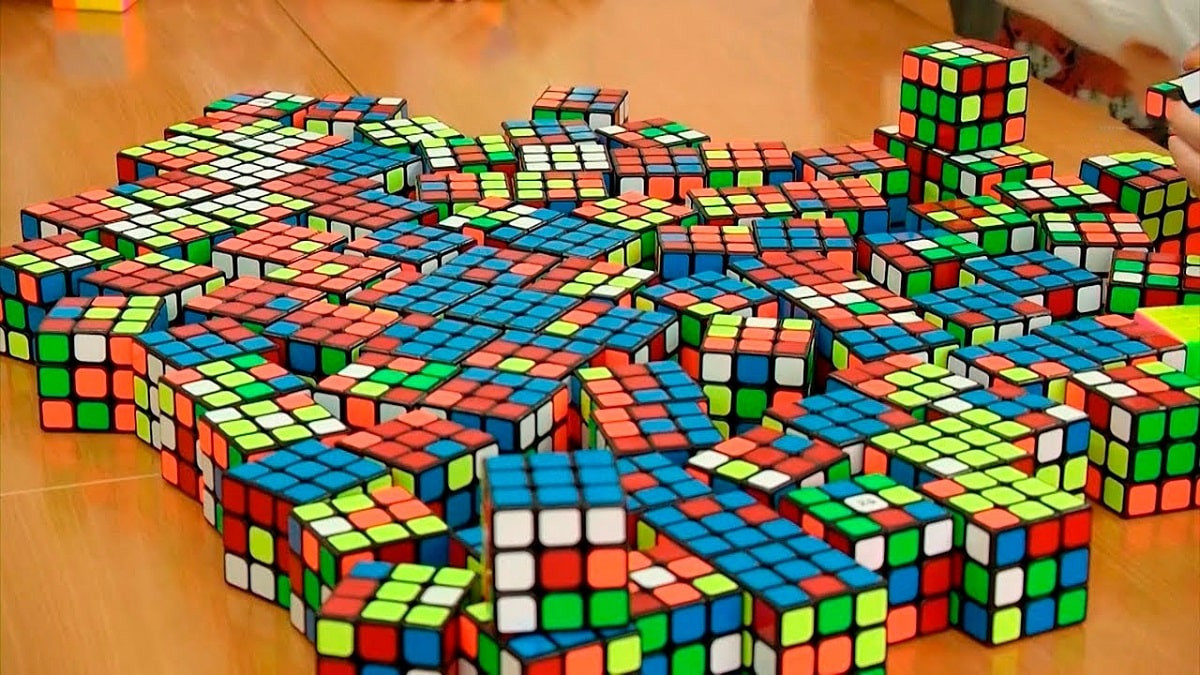 Новый рекорд: британец за сутки собрал почти 7 тысяч кубиков Рубика
