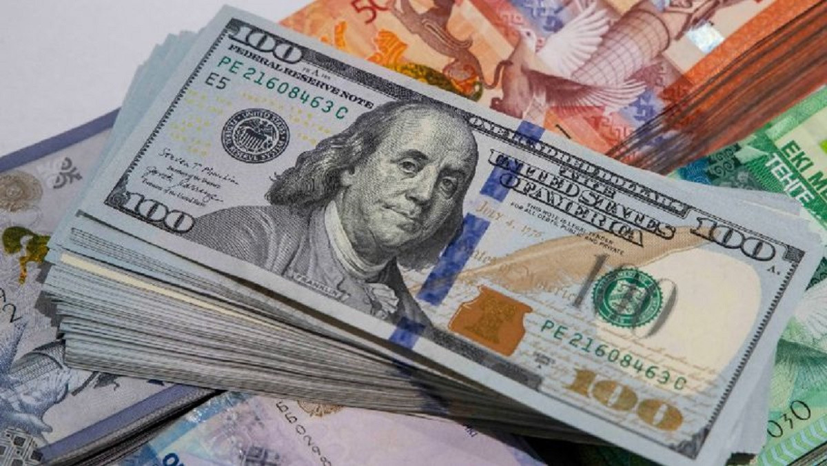 За сколько продают доллары в обменниках Алматы 12 ноября