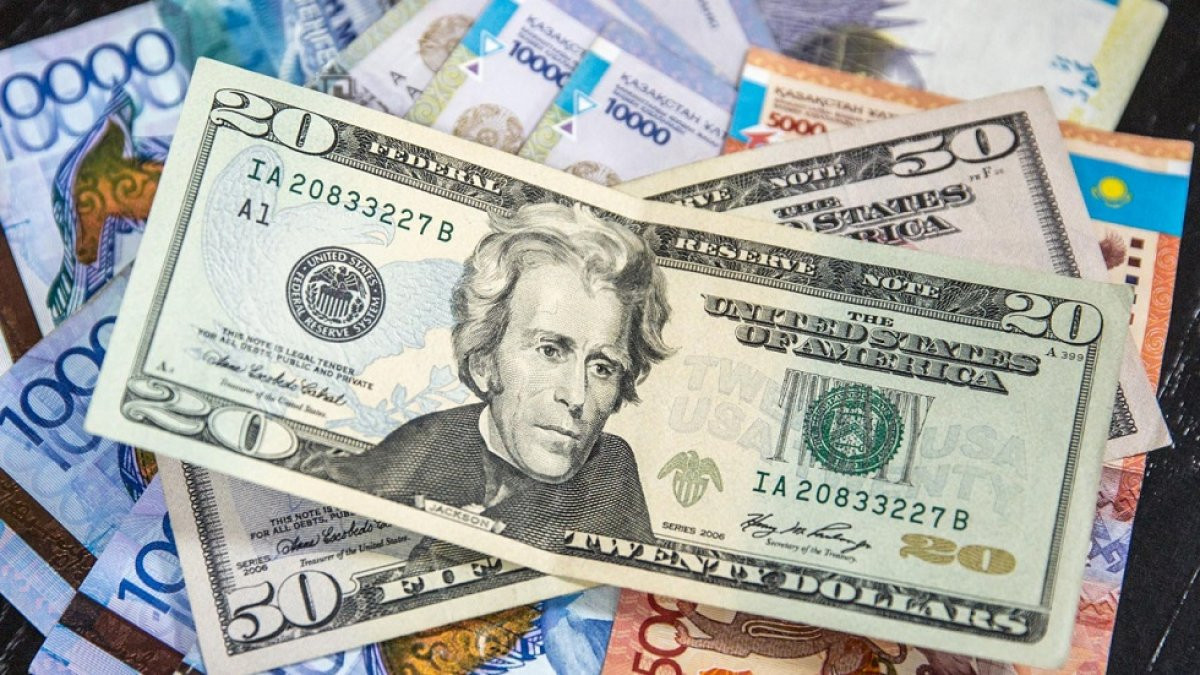 За сколько продают доллары в обменниках Алматы 15 ноября