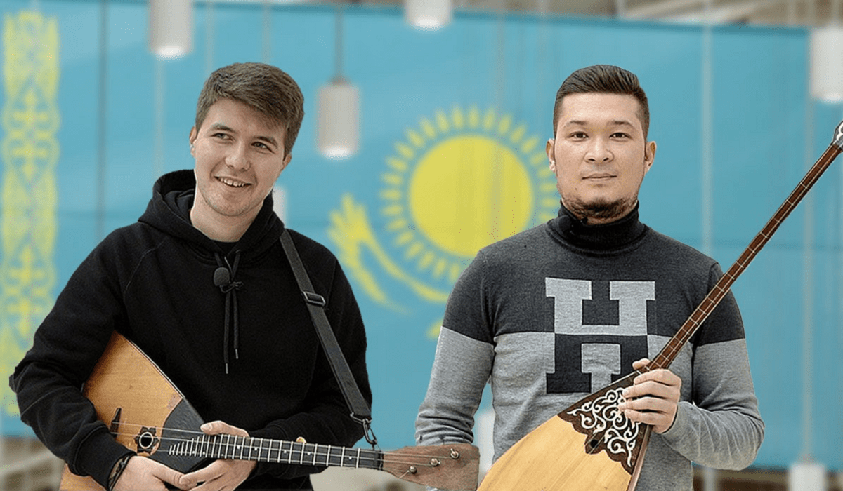 Музыка нас связала: как казахстанский парень играет русские песни на домбре, а москвич кюи на балалайке