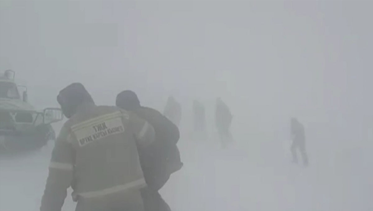 В снежном плену: спасатели помогли людям выбраться из бурана