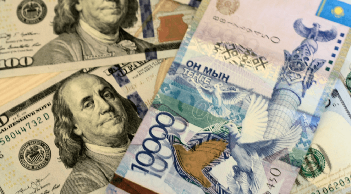 За сколько продают доллары в обменниках Алматы 19 ноября
