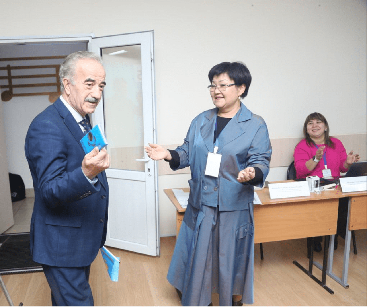 Председатель ассоциации греческих обществ Казахстана проголосовал на выборах в Алматы