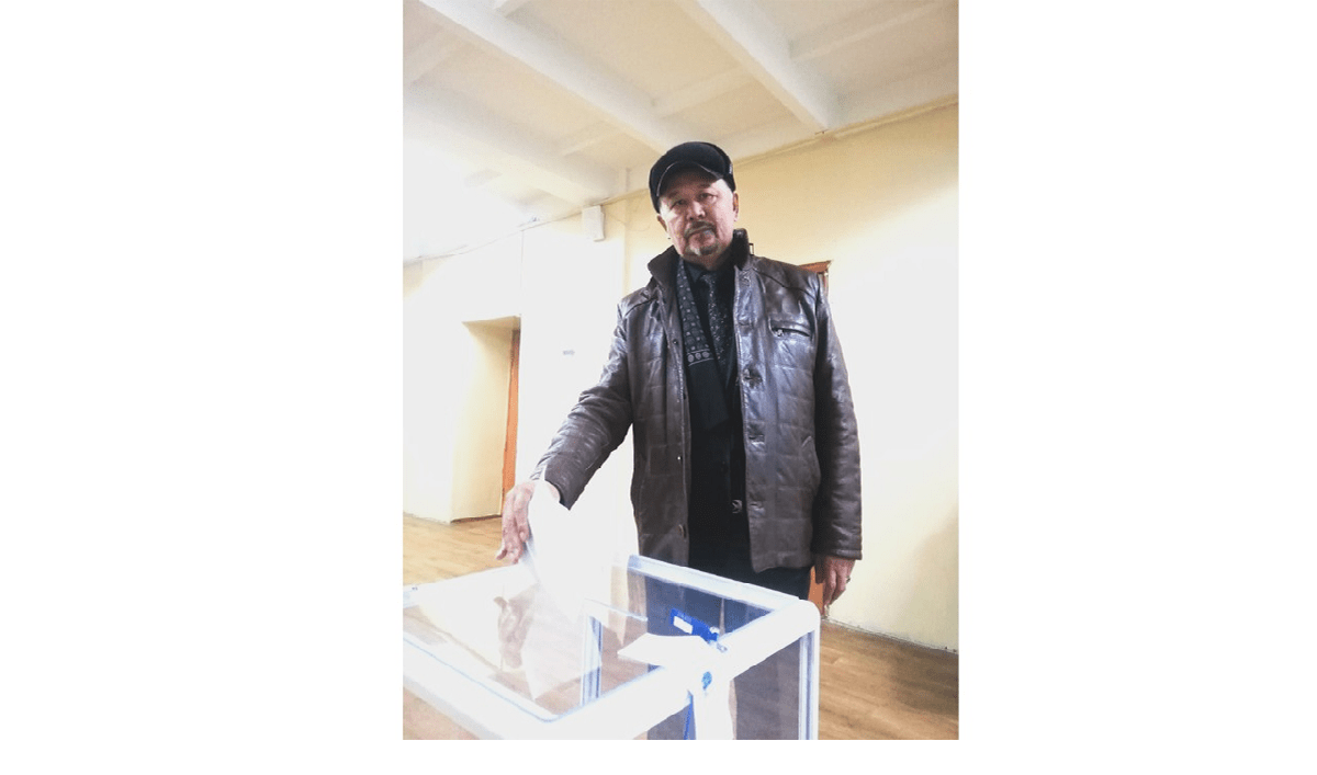 Поэт Адилгазы Каирбеков проголосовал на выборах Президента в Алматы