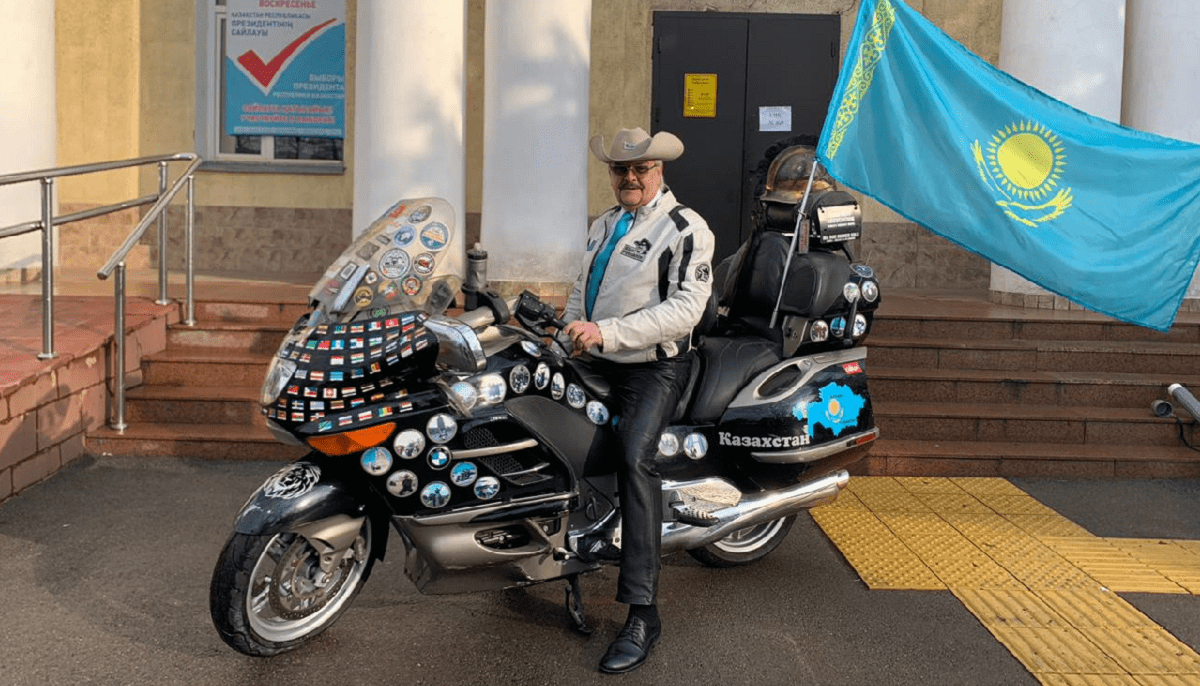 Әлемді шарлаған байкер Дмитрий Петрухин сайлау учаскесіне мотоциклмен келді