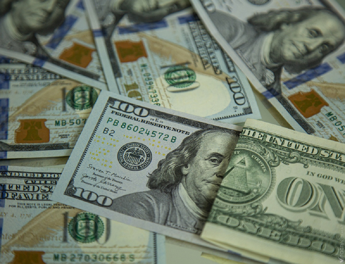 За сколько продают доллары в обменниках Алматы 20 ноября