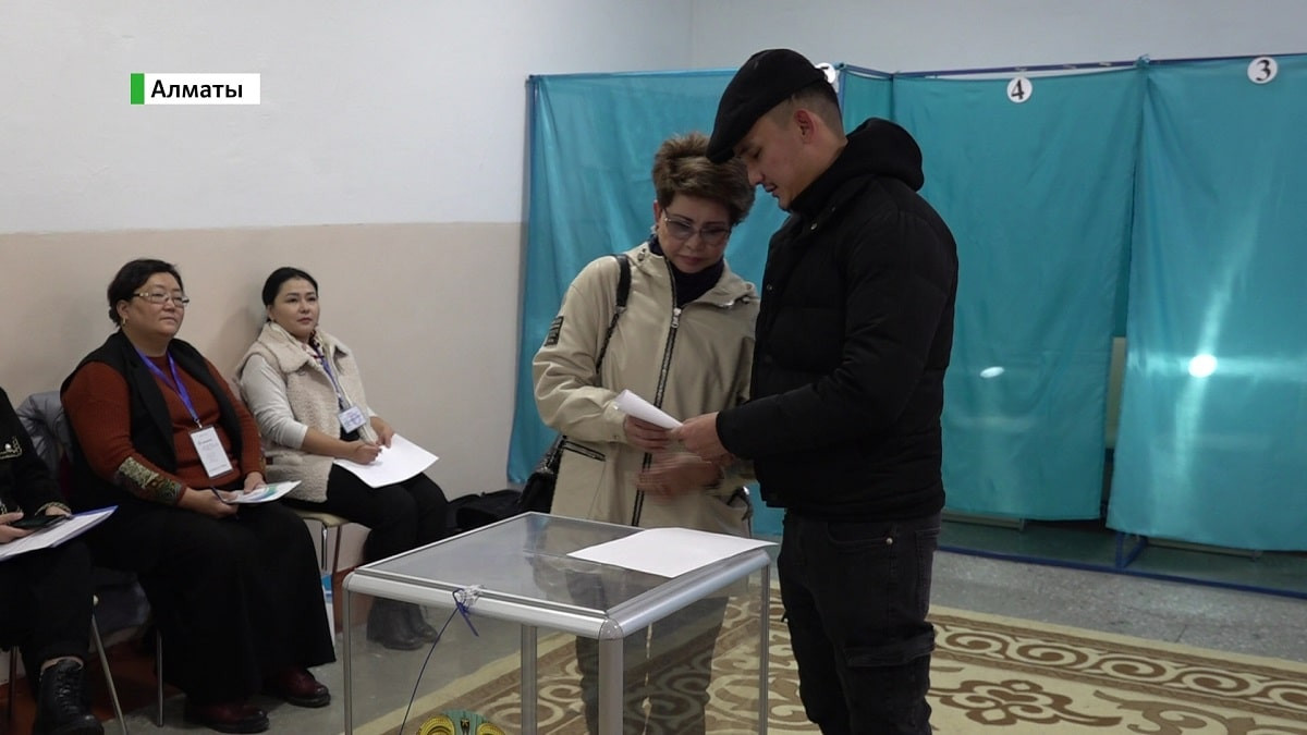 Роза Рымбаева проголосовала с сыном Али Окаповым в Алматы