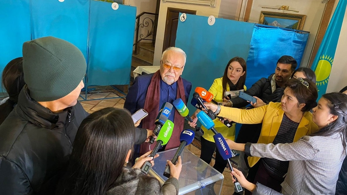 Асанали Ашимов проголосовал в Алматы на участке № 382
