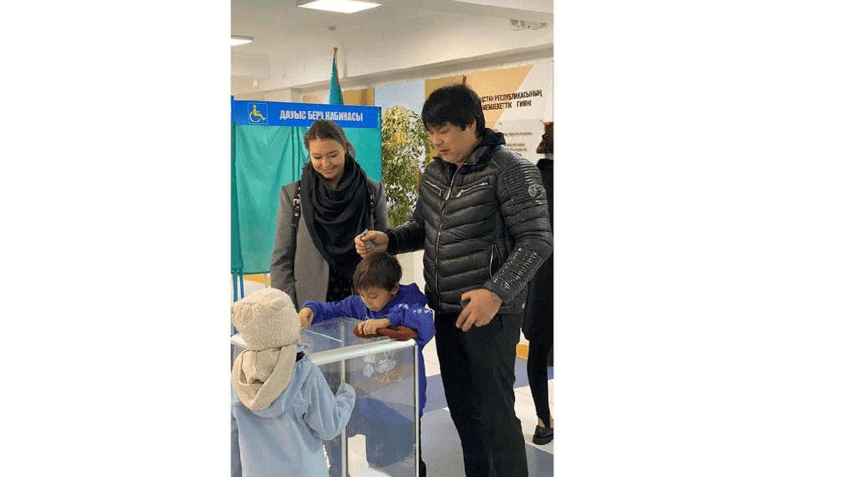 Беркут и Аиша с детьми пришли на выборы Президента РК в Алматы