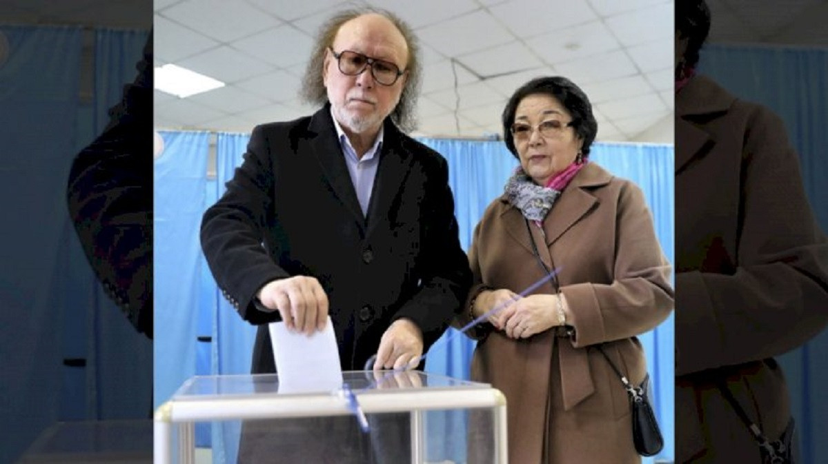 Солист ансамбля «Дос-Мукасан» Мурат Кусаинов проголосовал в Алматы