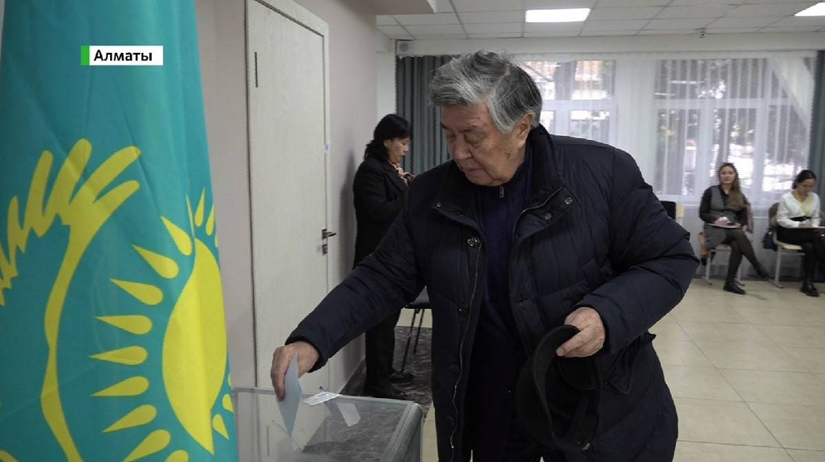 Выборы 2022: как в Алматы голосуют государственные деятели
