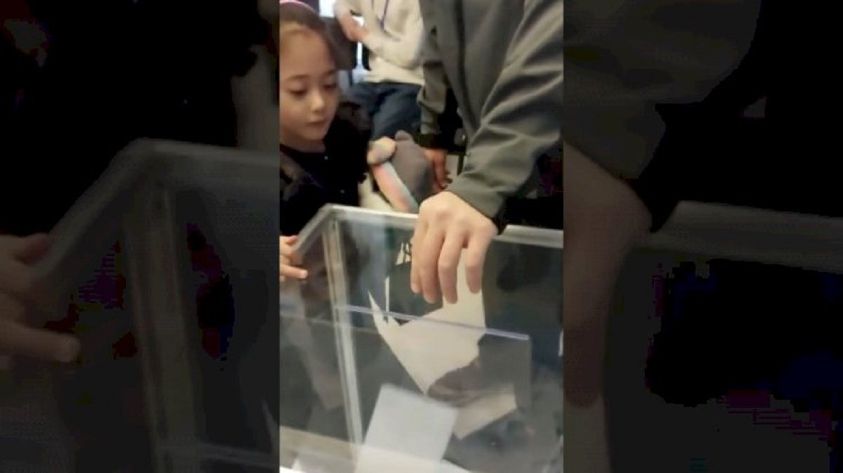 В Алматы девочка заплакала на участке: ей не разрешили проголосовать