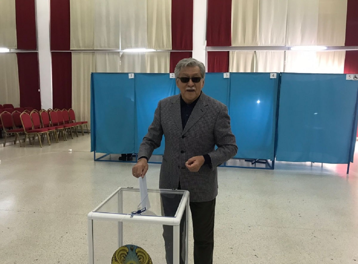 Кинорежиссер Досхан Жолжаксынов проголосовал на выборах