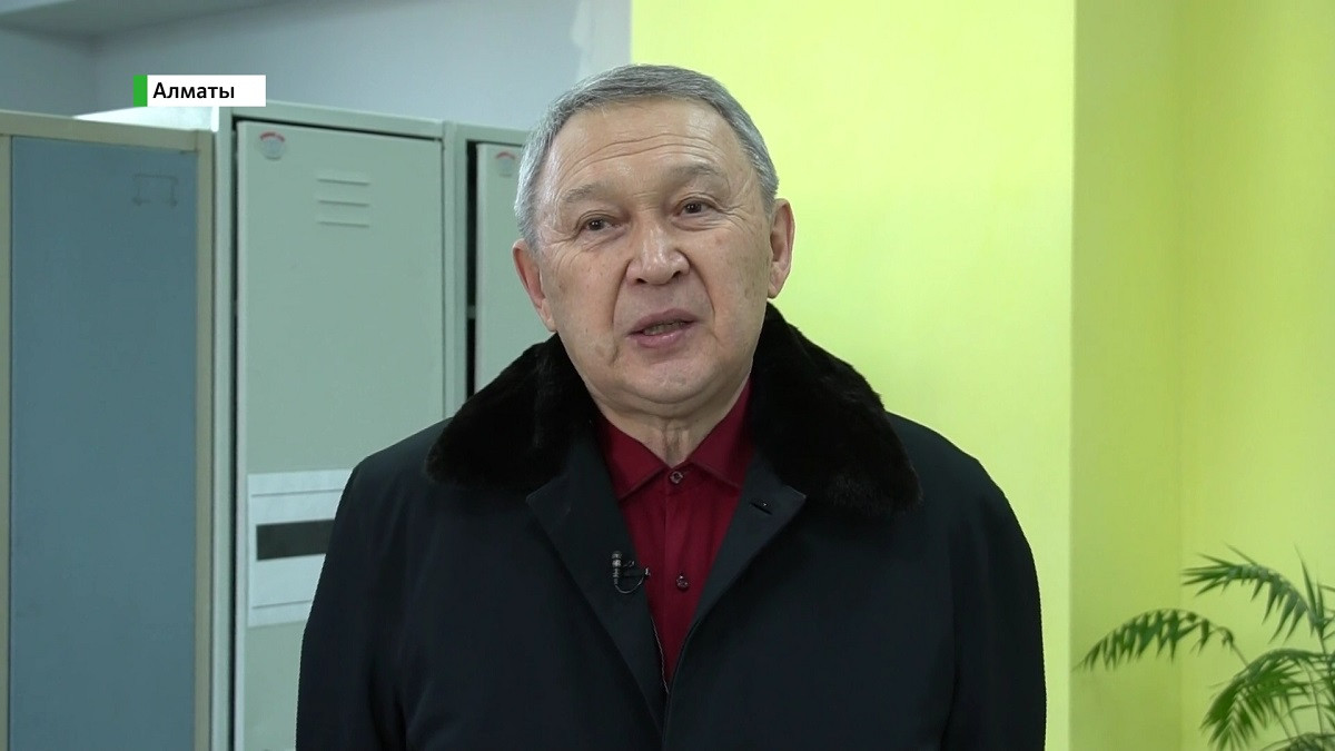 Мемлекет қайраткері Ақан Бижанов өз сайлау учаскесіне барып, таңдауын жасады