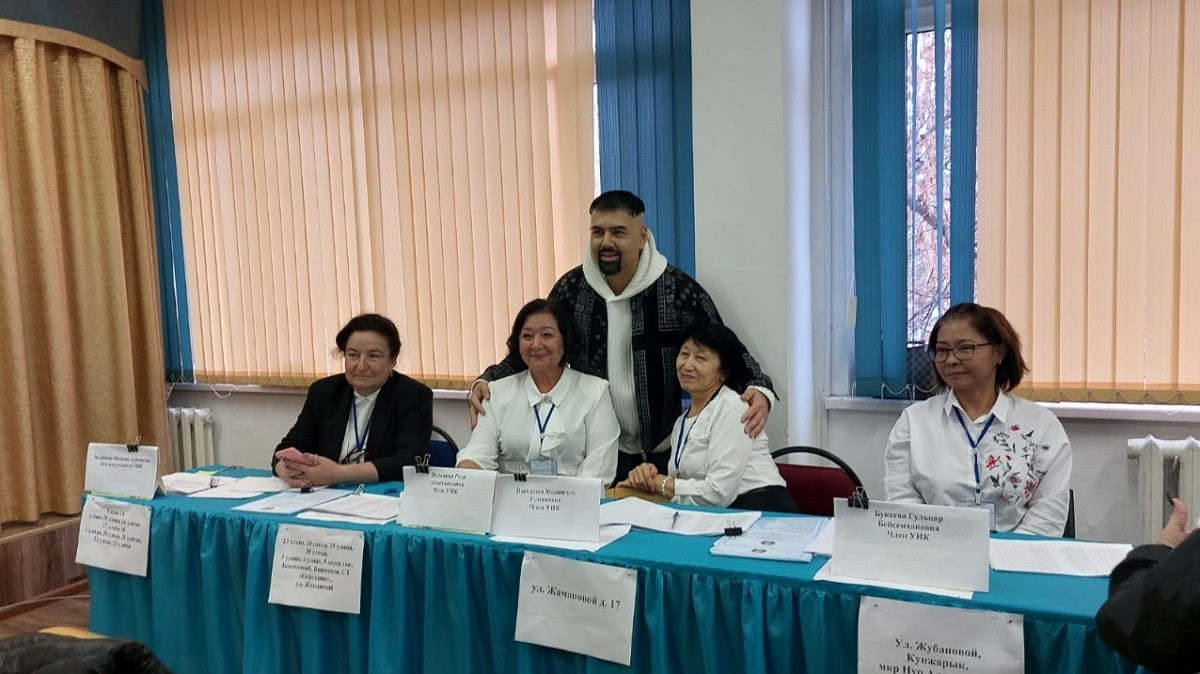 Парвиз Назаров проголосовал на выборах в Алматы