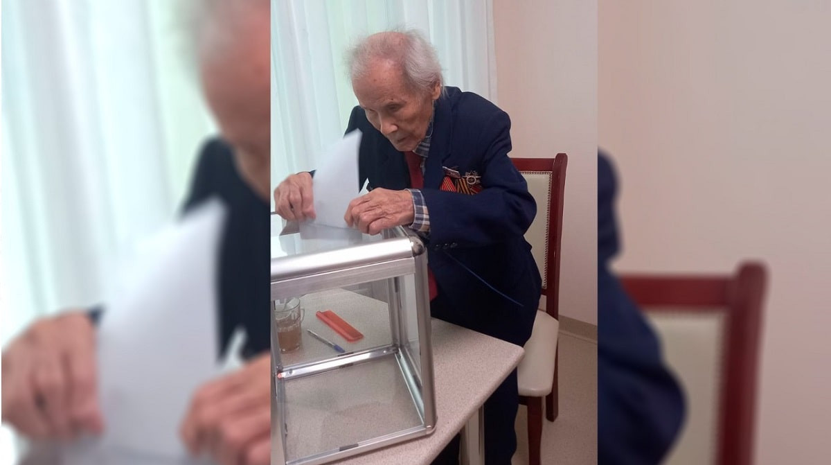 100-летний ветеран проголосовал в алматинской больнице