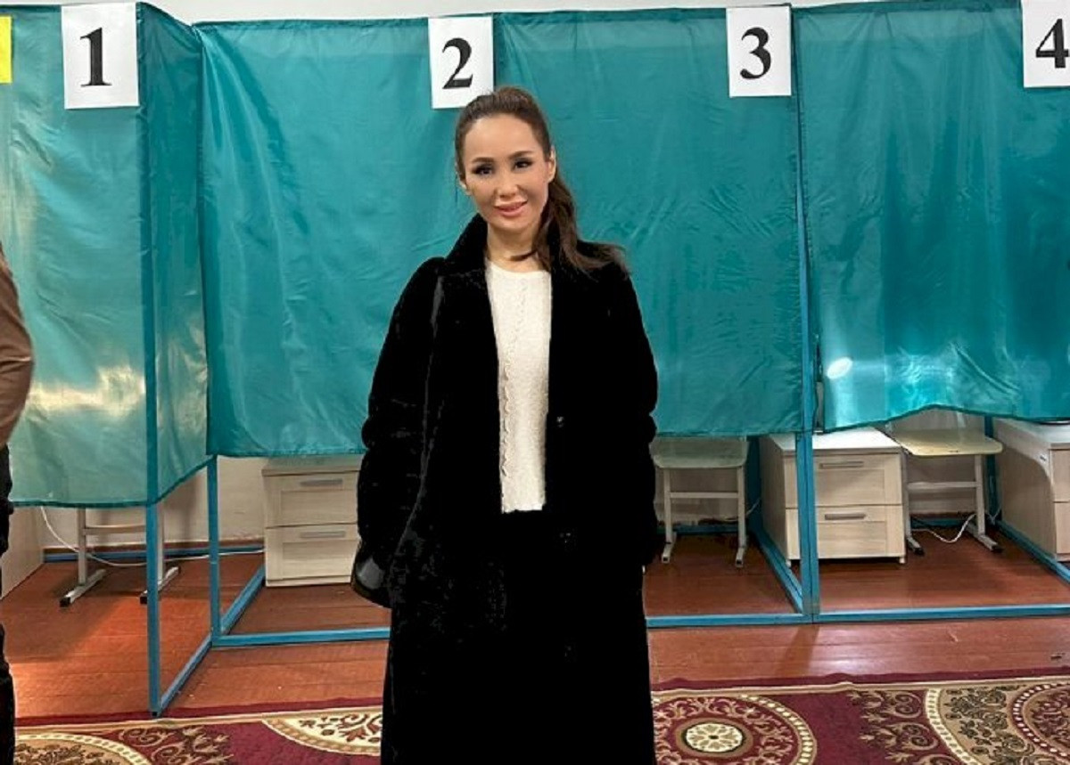 Экс-солистка "Дауыс International" Рано Умарова проголосовала в Алматы