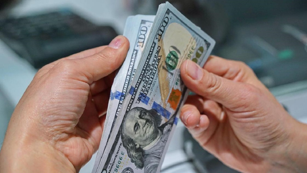 За сколько продают доллары в обменниках Алматы 21 ноября