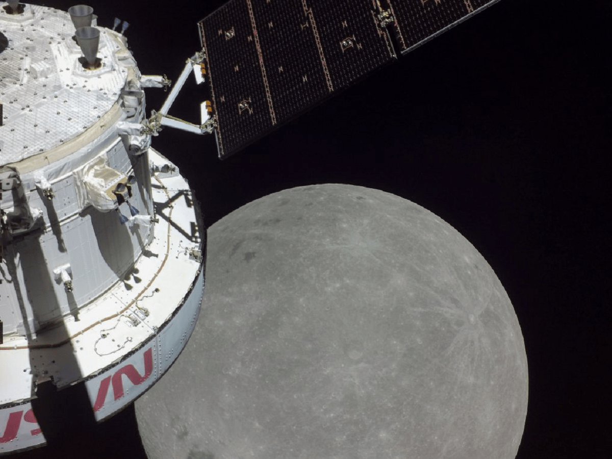 Космический аппарат облетел Луну и продолжил свою миссию