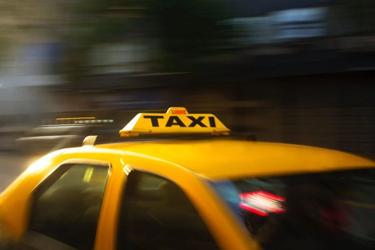 Удар ножом: таксист нанес серьезную рану клиенту