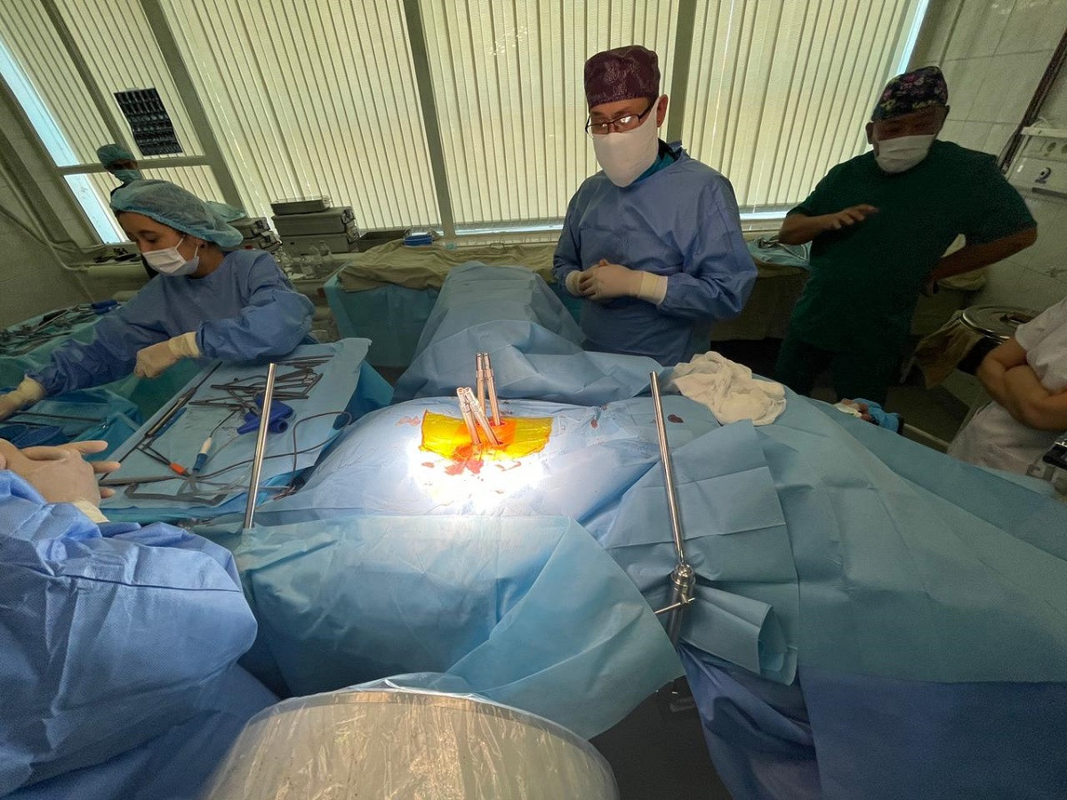 Алматылық нейрохирургтер омыртқаға шағын инвазивті әдіспен бірегей ота жасады