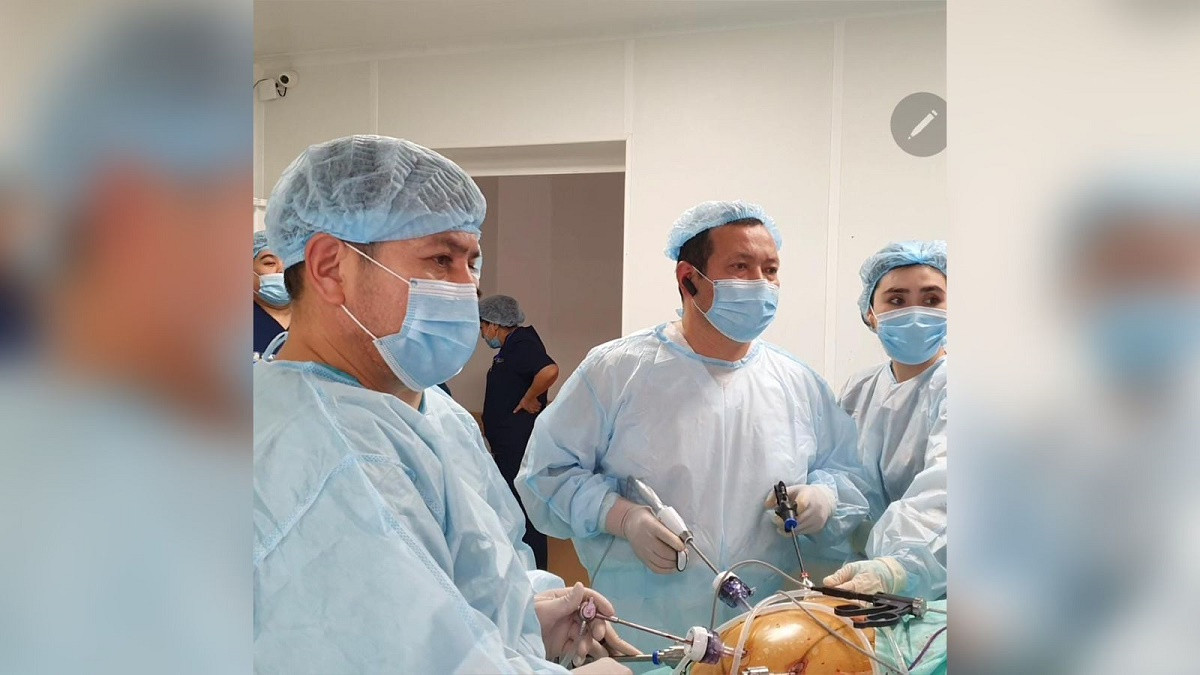 Алматинские онкохирурги провели операцию без разреза