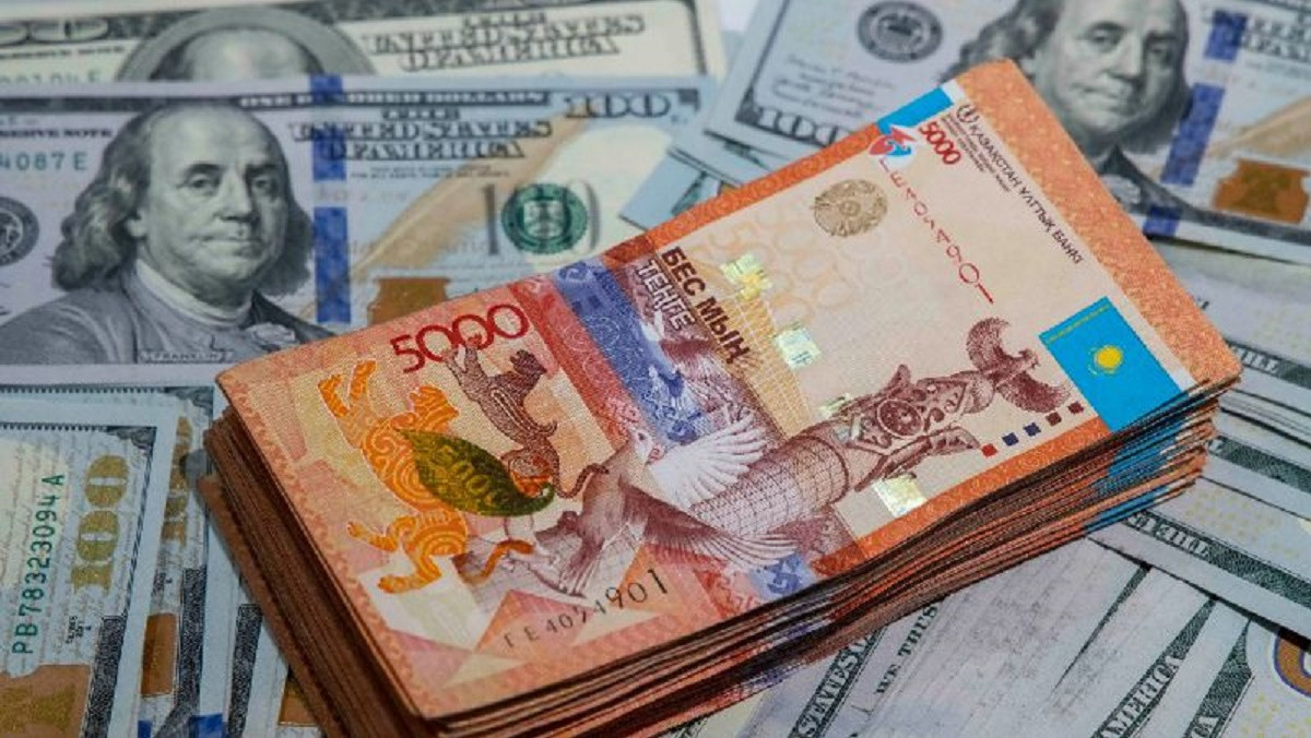 За сколько продают доллары в обменниках Алматы 24 ноября