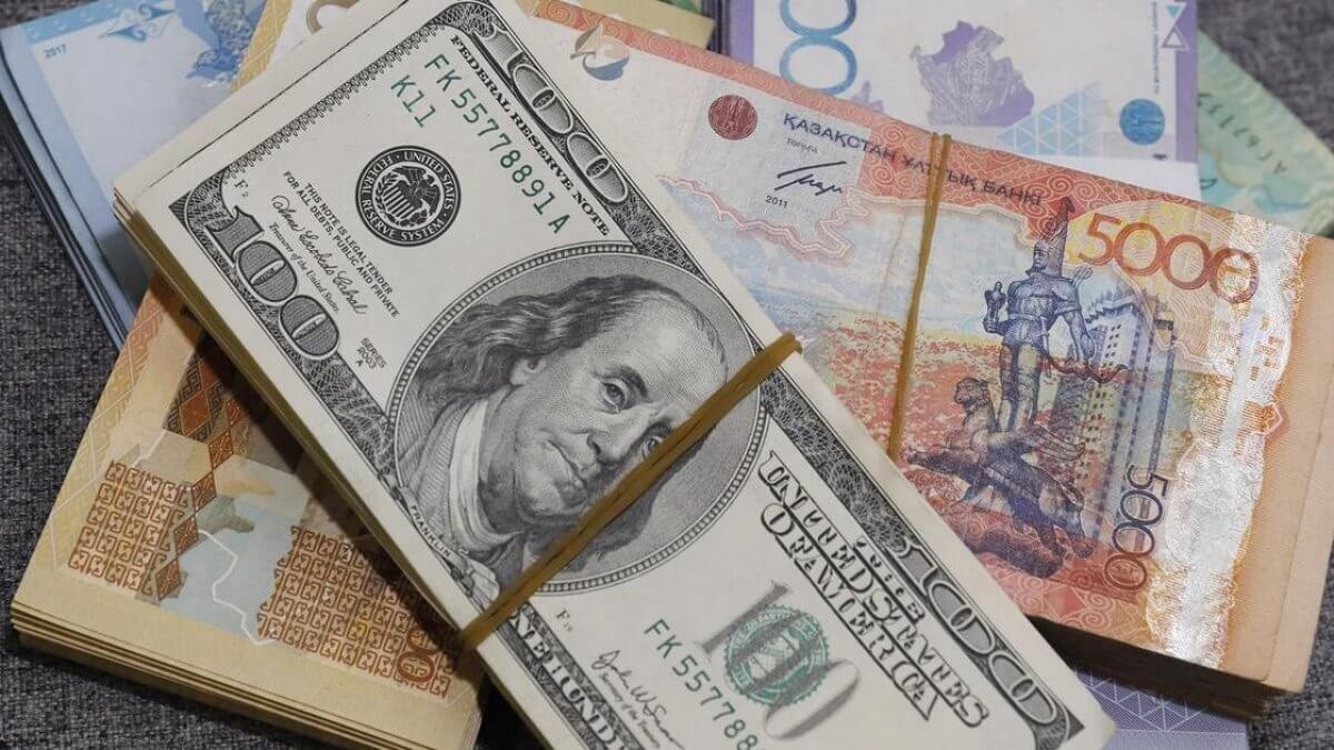 За сколько продают доллары в обменниках Алматы 25 ноября