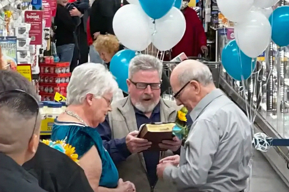 Нашли место: пожилая пара заключила брак в продуктовом магазине