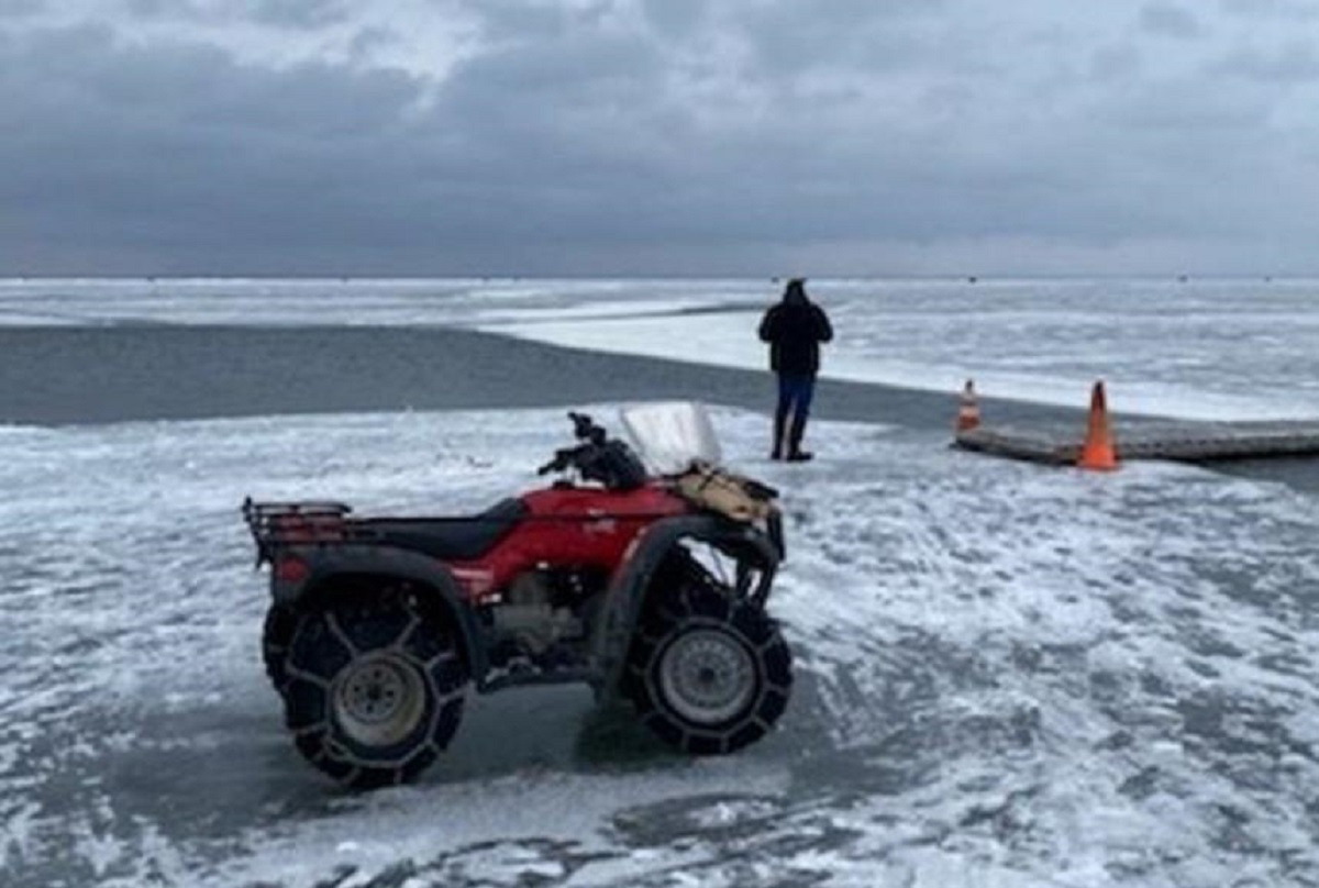 Двести рыбаков спасли с отколовшейся льдины в штате Миннесота