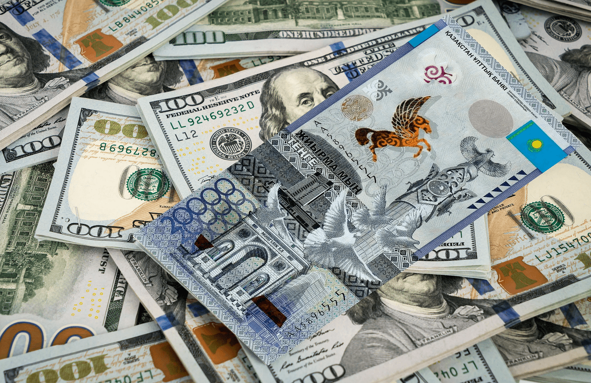 За сколько продают доллары в обменниках Алматы 30 ноября 