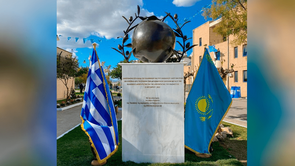Памятник казахстанскому яблоку установили в Греции