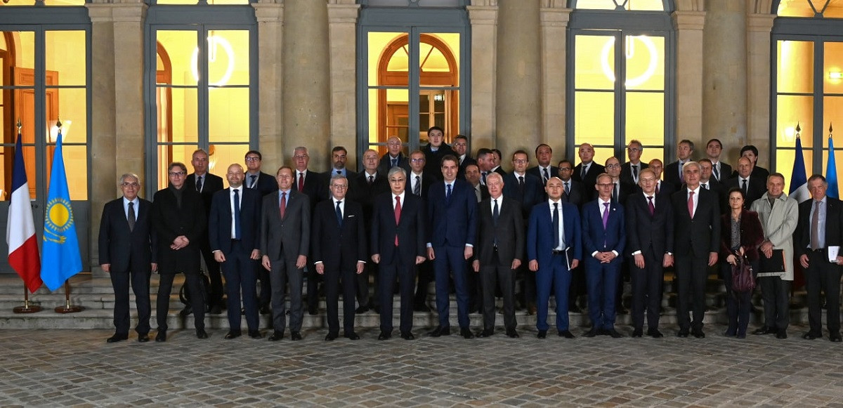 В рамках официального визита во Францию Глава государства подписал ряд документов