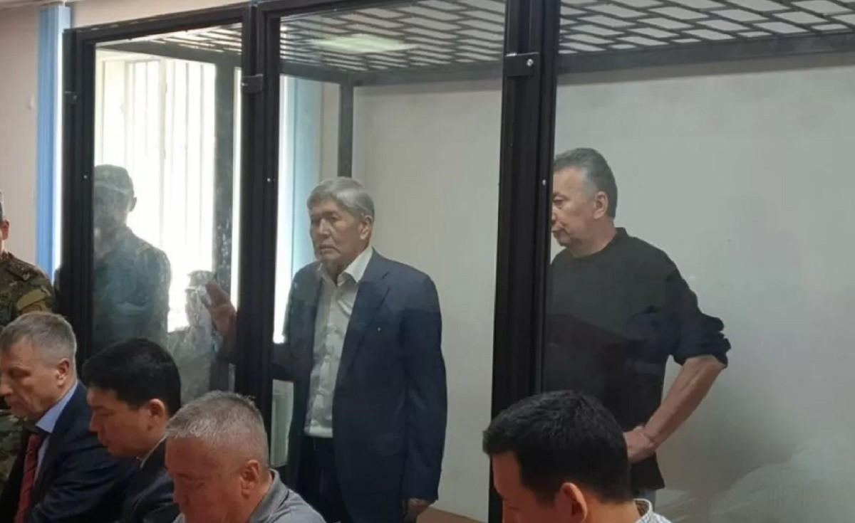 Бывшего президента Киргизии привезли в суд на скорой