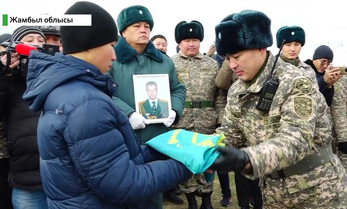 В последний путь: тело военнослужащего Бауыржана Даутбаева предали земле