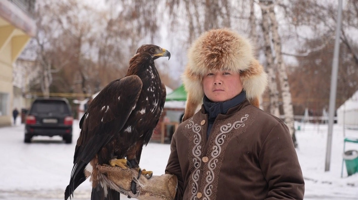 В Алматы прошли XVII игры мастеров соколиной охоты "Кыран
