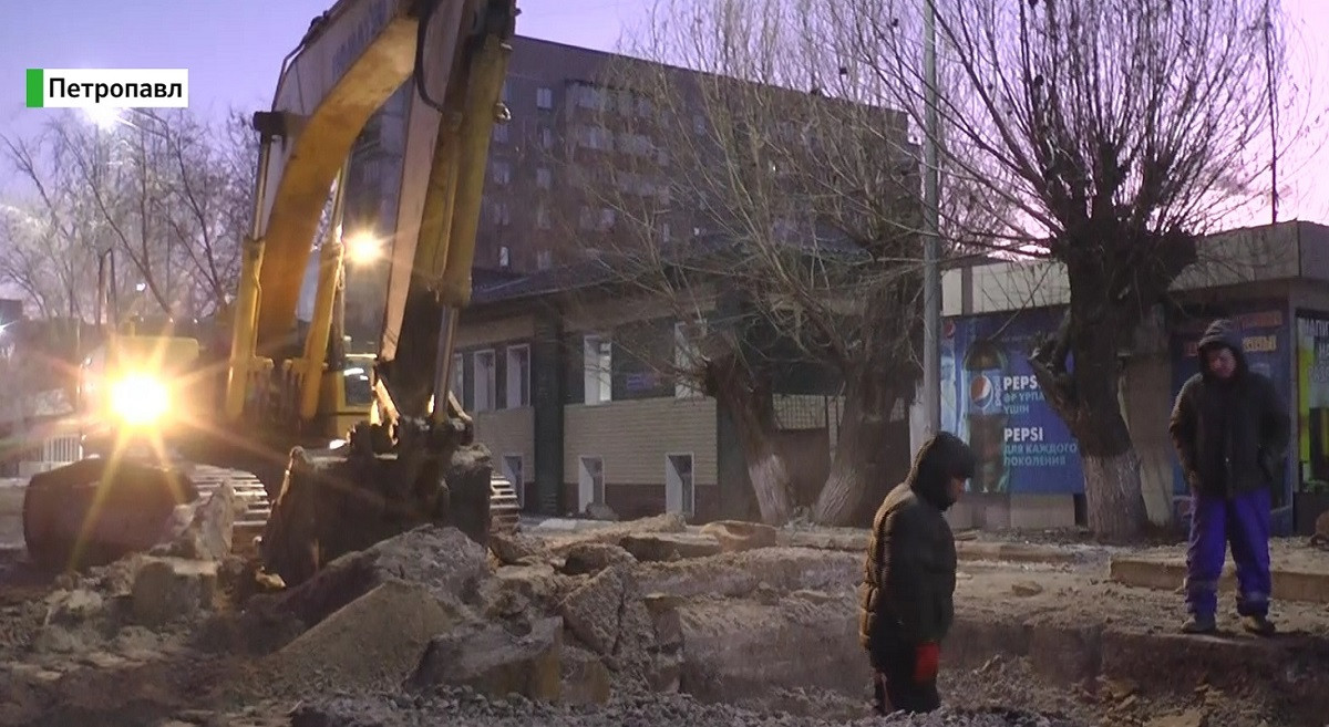 На новом водопроводе  в Петропавловске разорвало большую трубу