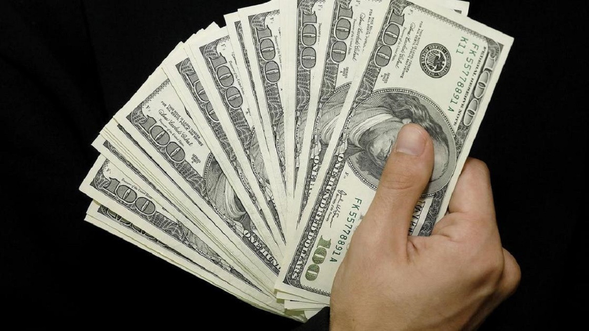 За сколько продают доллары в обменниках Алматы 4 декабря