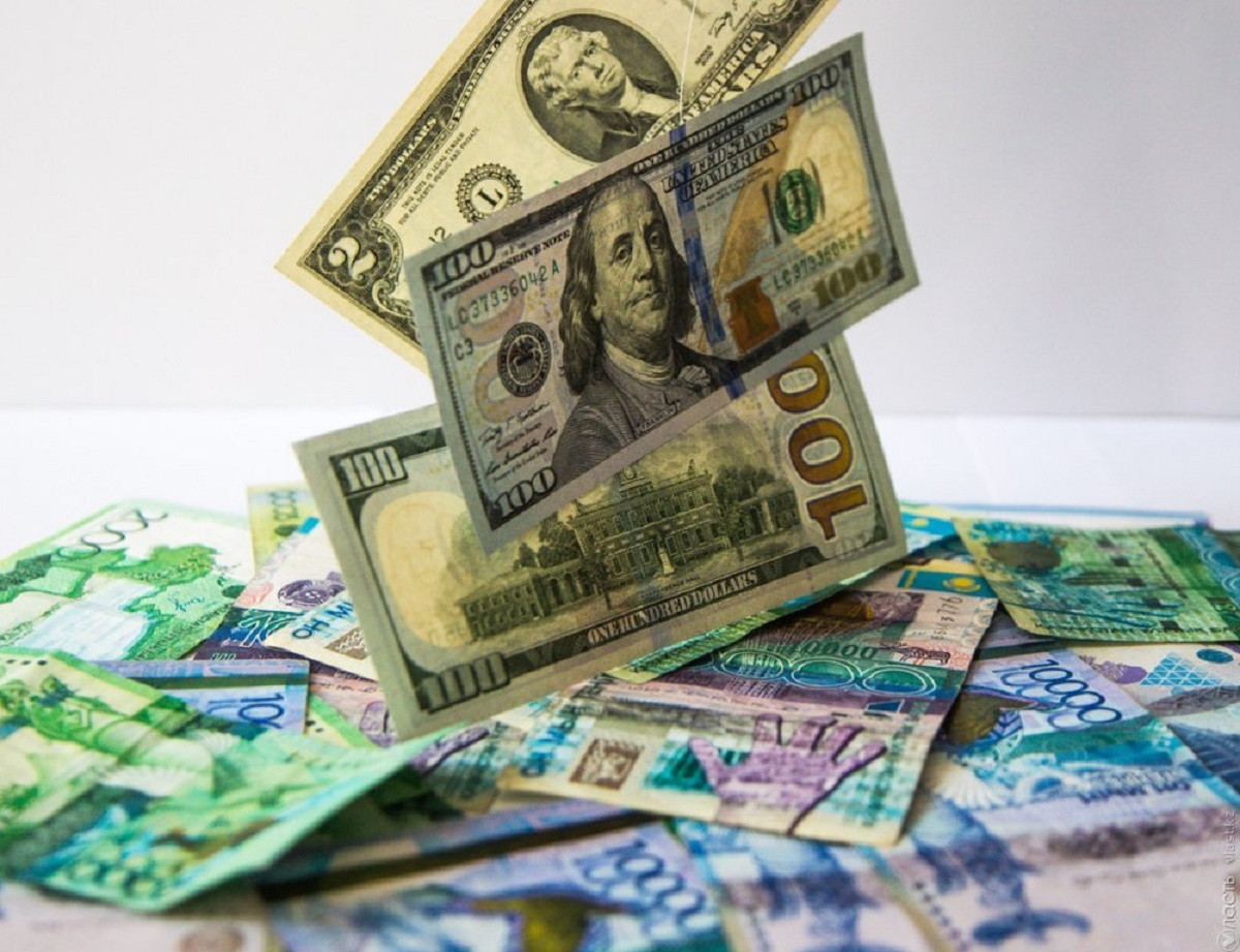 За сколько продают доллары в обменниках Алматы 6 декабря