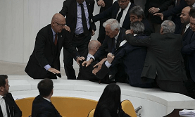 Споры по бюджету: турецкие депутаты устроили драку