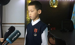 Министр Ильин 8 жасар Дінмұхаммедті медальмен марапаттады