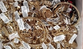 Золотая контрабанда: казахстанца осудили за перевозку ювелирных украшений