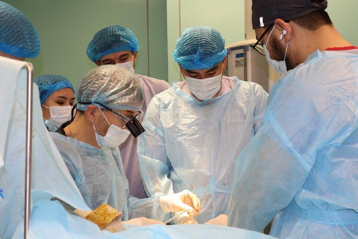 Сложную микрохирургическую операцию провели травматологи в Алматы
