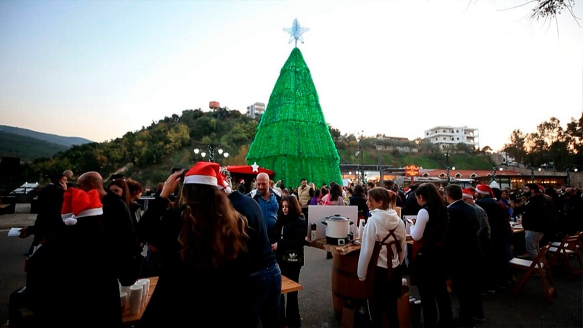 Креативный подход: в Ливане установили елку из 80 000 бутылок