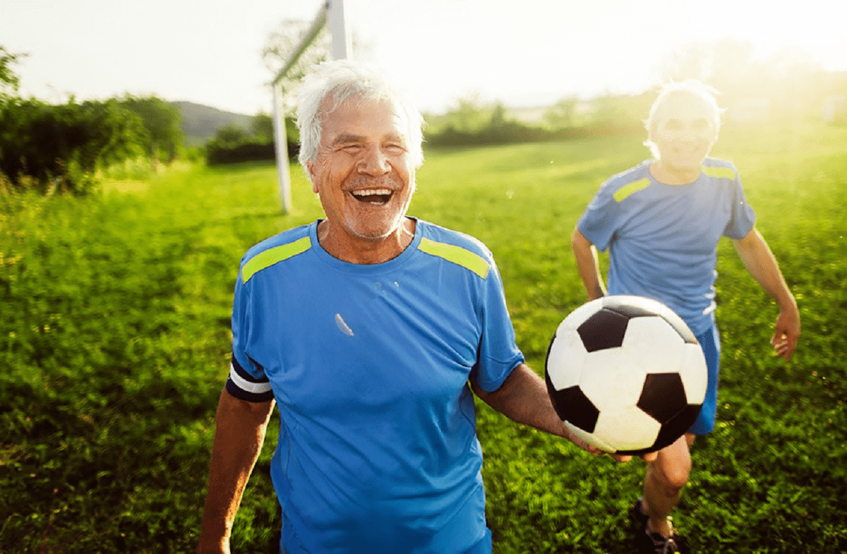 Дедушка играет футбол. Футбол для пожилых. Старики футбол. Футбол пенсионеры. Старые футболисты.