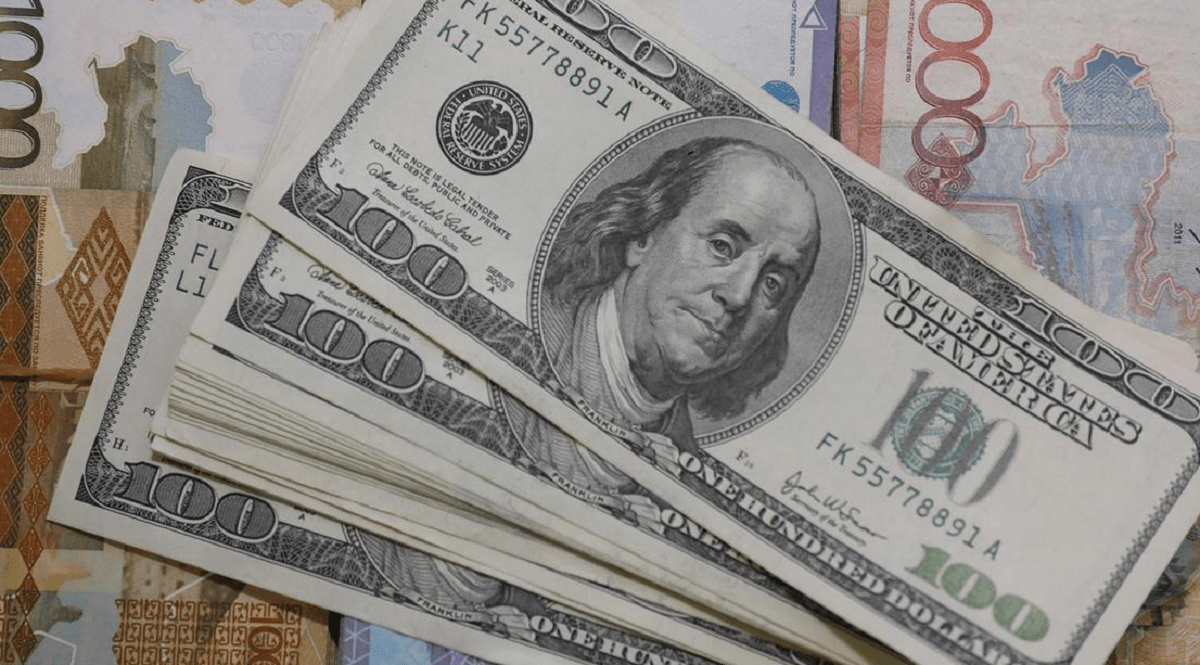 За сколько продают доллары в обменниках Алматы 17 декабря