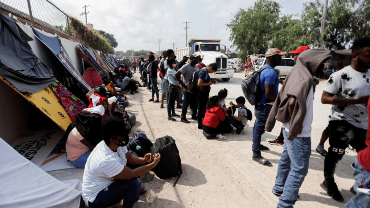 Число мигрантов на границе США и Мексики увеличилось
