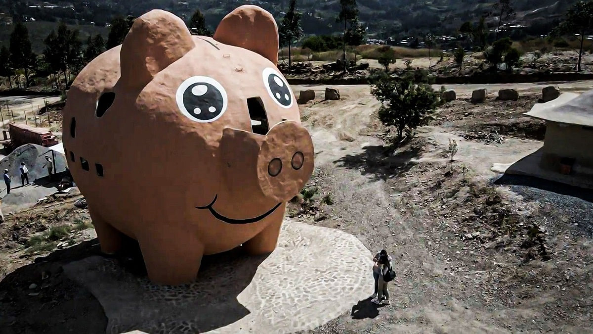 Отличились: в Колумбии установили гигантскую скульптуру свиньи-копилки