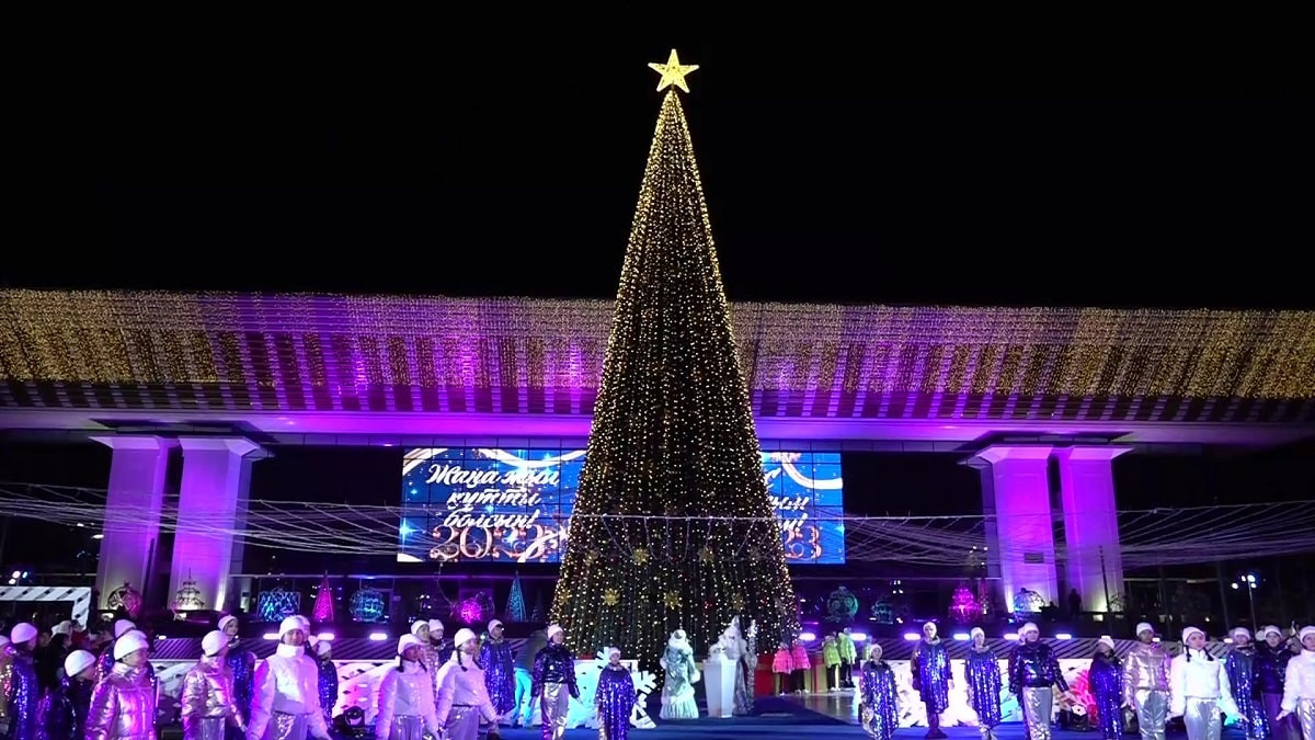 В Алматы состоялась церемония зажжения главной елки города