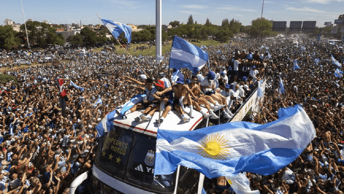 Миллионы болельщиков встретили сборную Аргентины: футболистов пришлось эвакуировать